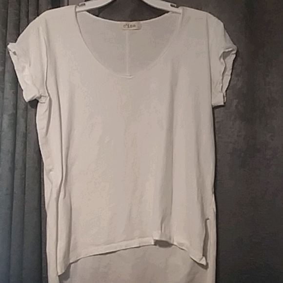 Plain white t-shirt. - Picture 1 of 4